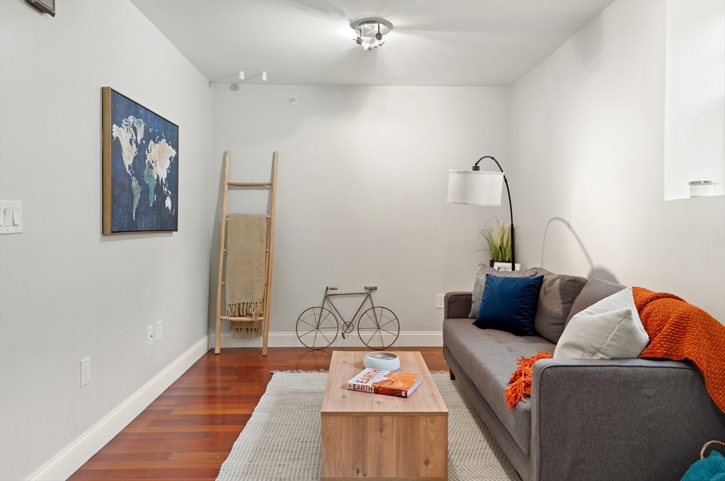 15 Millmont St, Roxbury