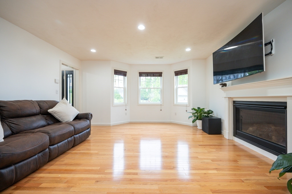 7 Willow Brook Ln, Blackstone