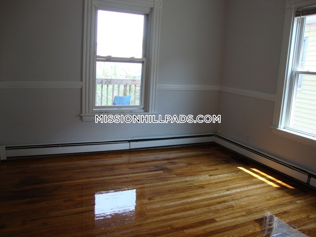5 bed, 2 bath apartment for rent at 59 Hillside St Unit 3, Mission Hill — photo 6 of 54