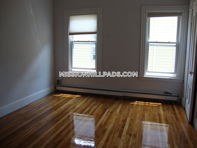 5 bed, 2 bath apartment for rent at 59 Hillside St Unit 3, Mission Hill — photo 4 of 54