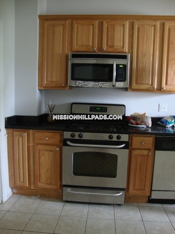 5 bed, 2 bath apartment for rent at 59 Hillside St Unit 3, Mission Hill — photo 2 of 54