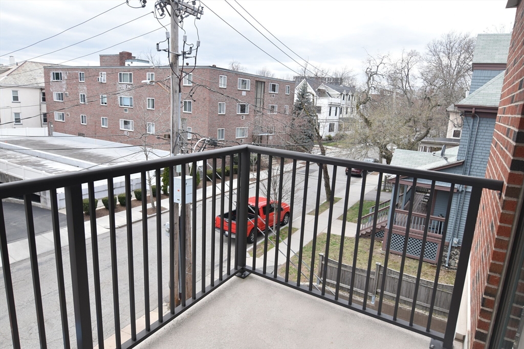 80 Pleasant St, North Brookline