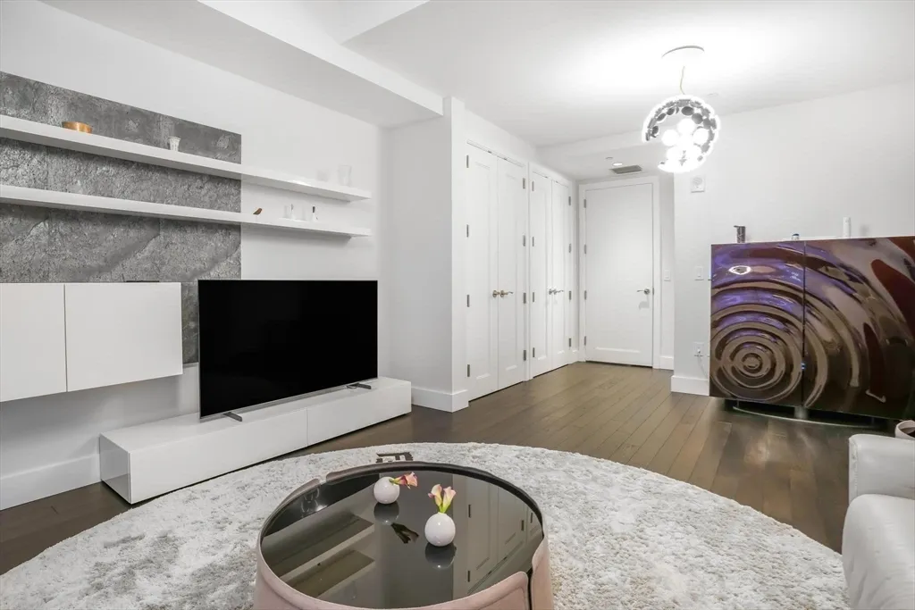 22 Liberty Dr, Seaport District