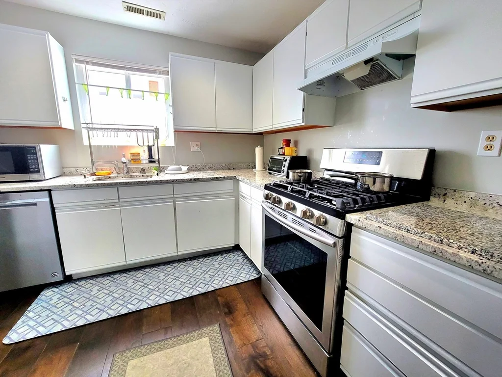 391 Hyde Park Ave, Jamaica Plain