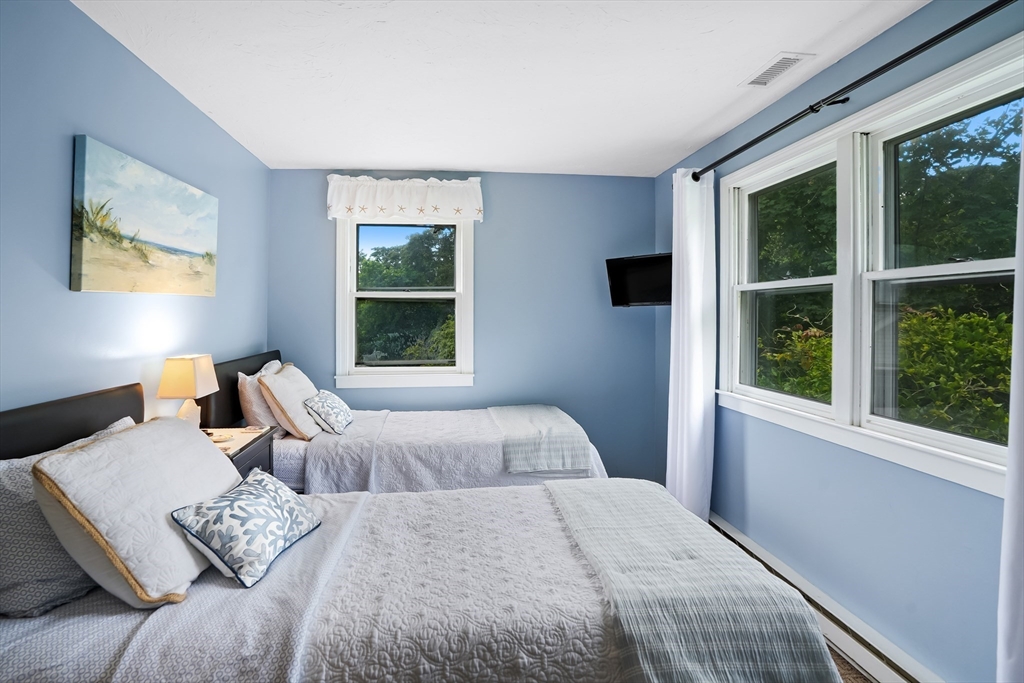 155 Skiff Ave, Tisbury