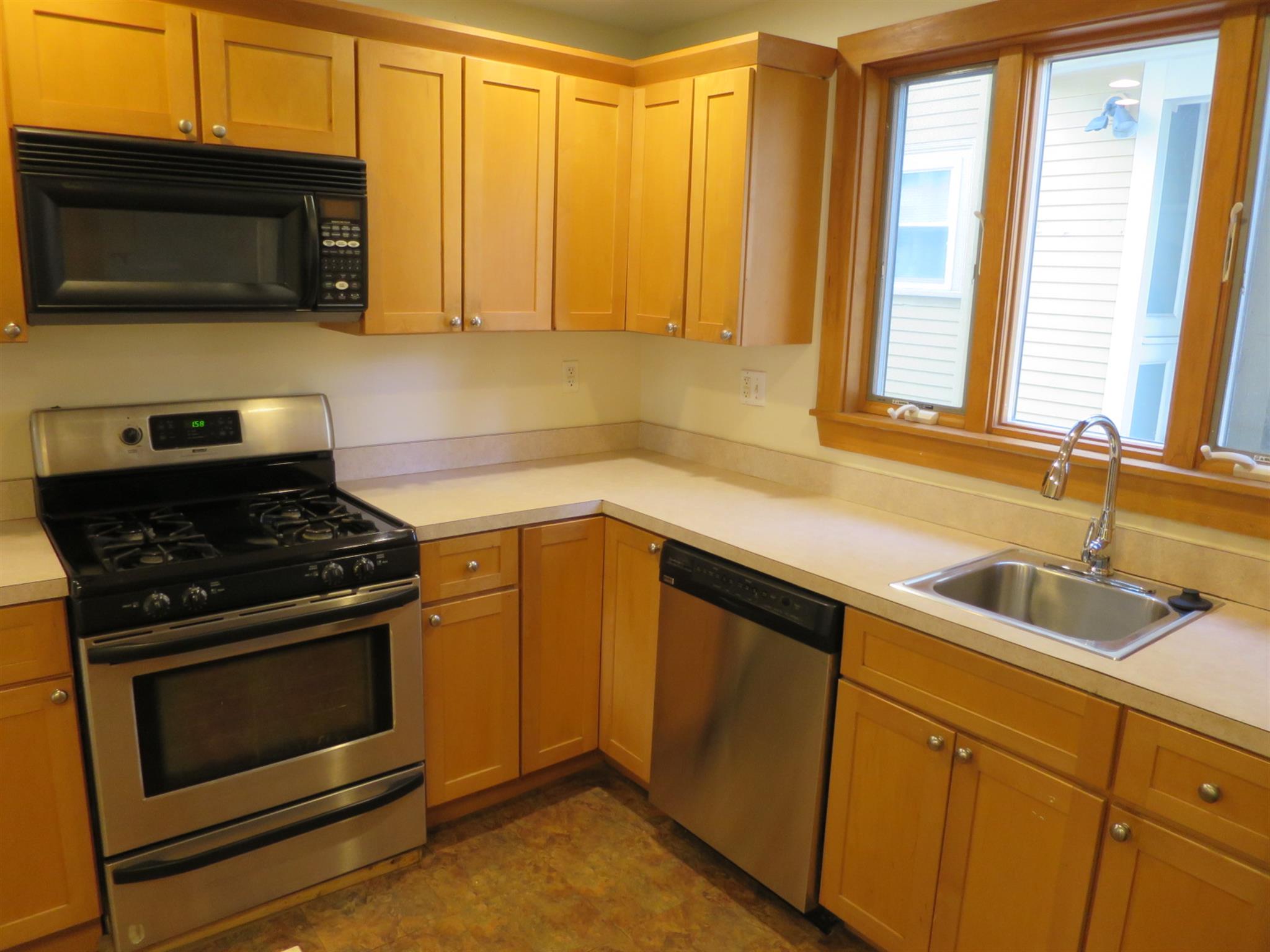 1.5 bed, 1 bath apartment for rent at 7 Rogers Ave Unit 1, Davis Square — photo 3 of 15