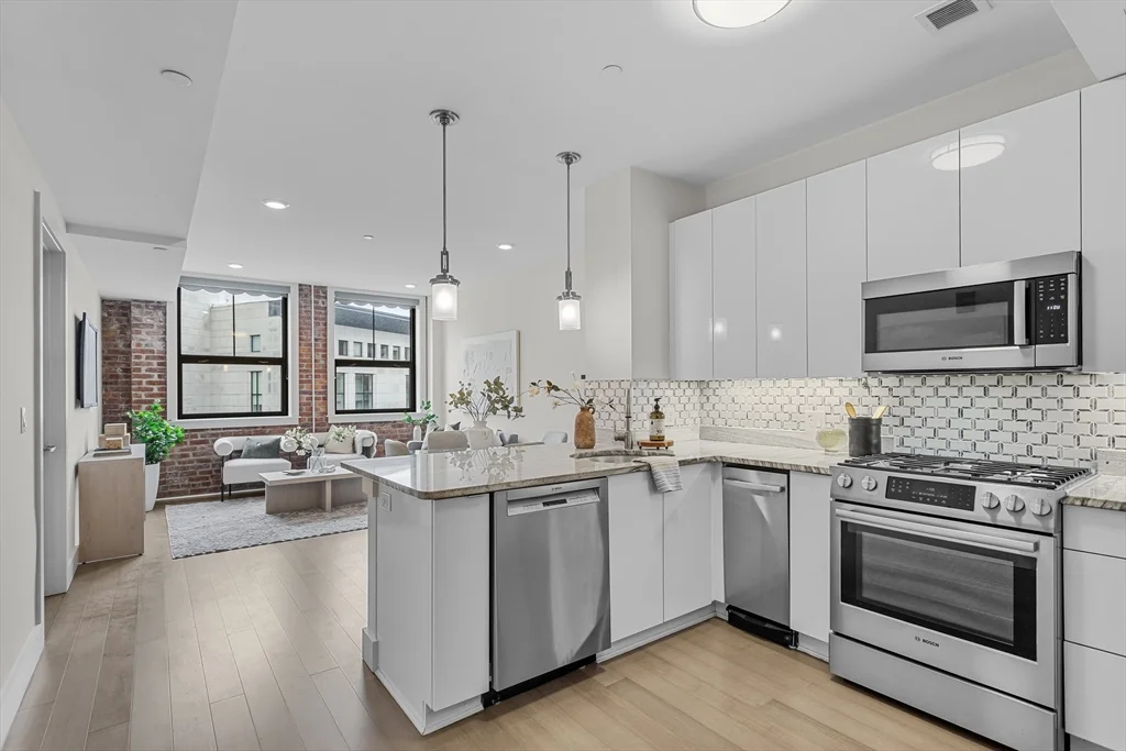 121 Portland, West End