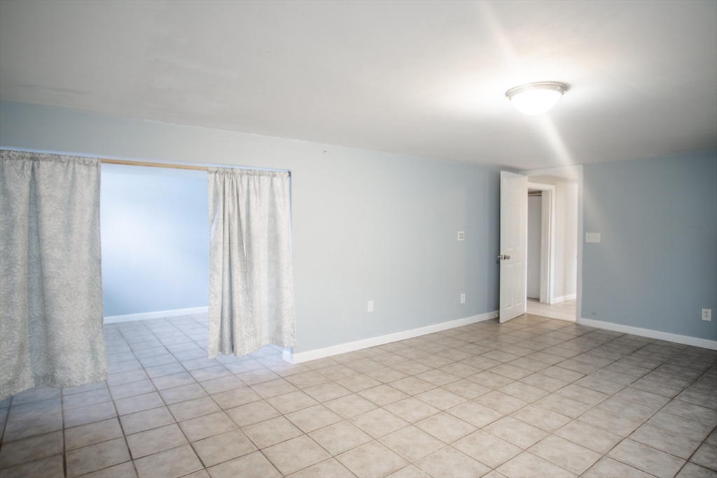 63 Mcgarvey Rd, Stoughton