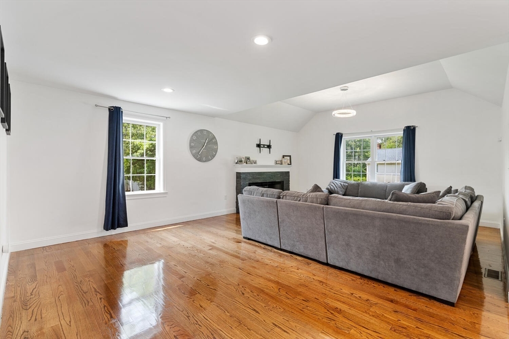 10 Carol Ave, Burlington