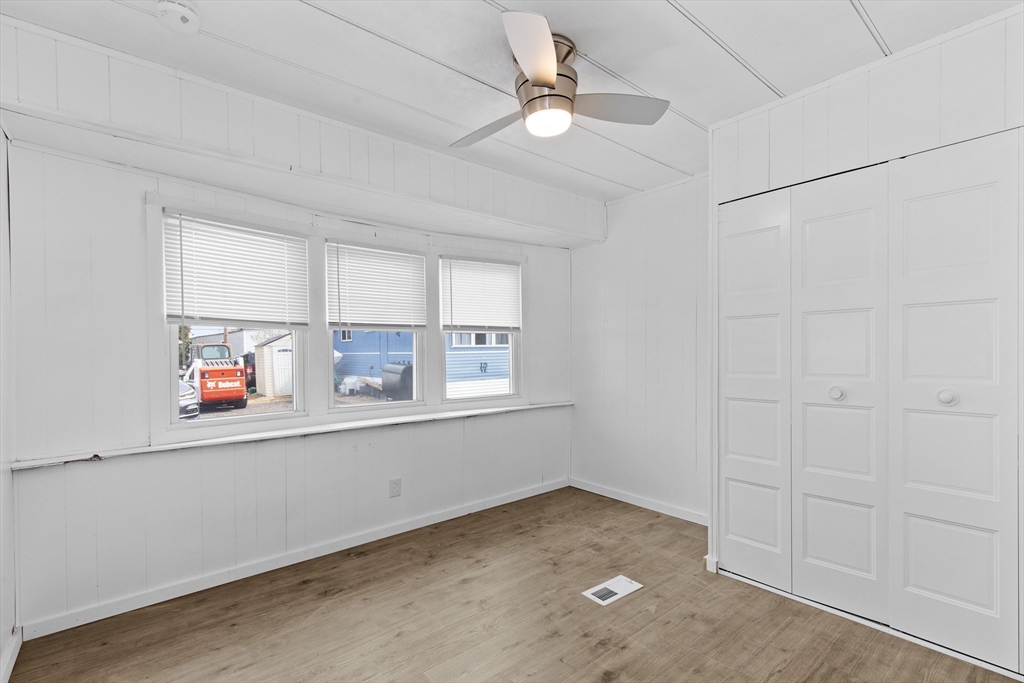 17 Jake Ln, Acushnet