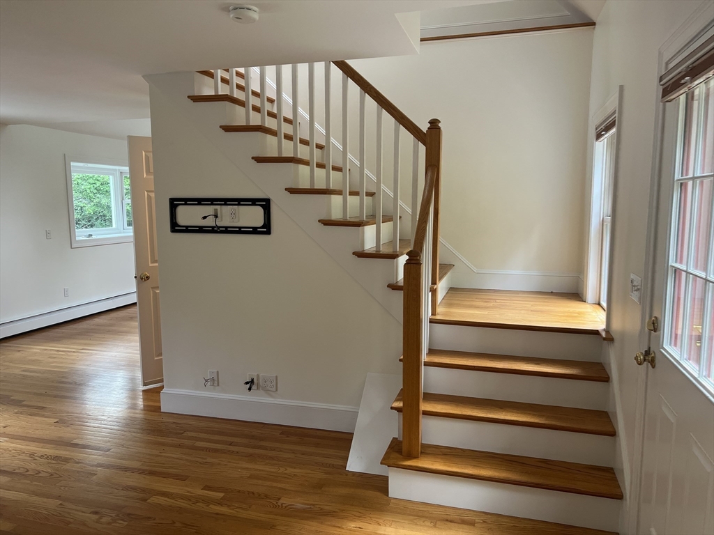 22 Warren Ln, Weston