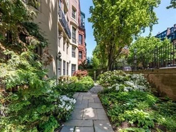 137 Marlborough St, Back Bay