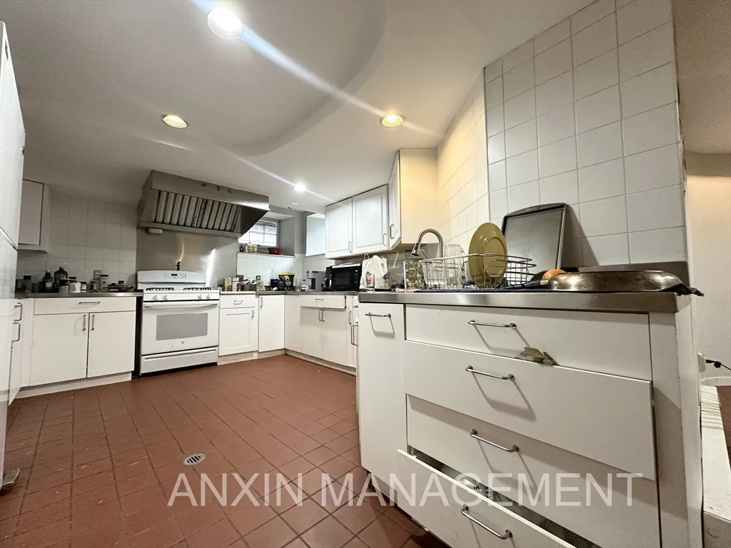 71 Gardner St, Allston