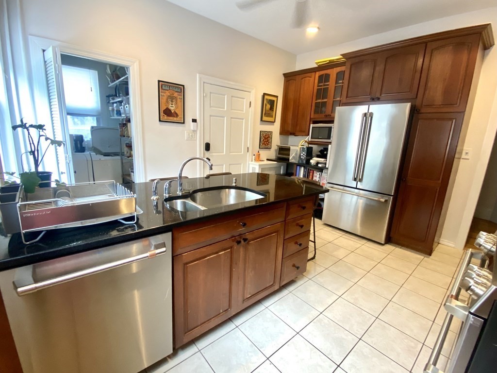 3 bed, 1 bath apartment for rent at 24 Hall Ave Unit 1, Powder House Square — photo 3 of 25
