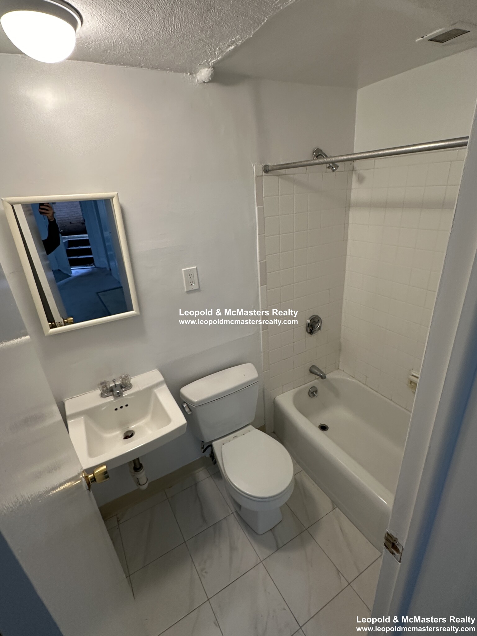 Studio bed, 1 bath apartment for rent at 24 Mount Vernon St Unit B1, Beacon Hill — photo 3 of 6