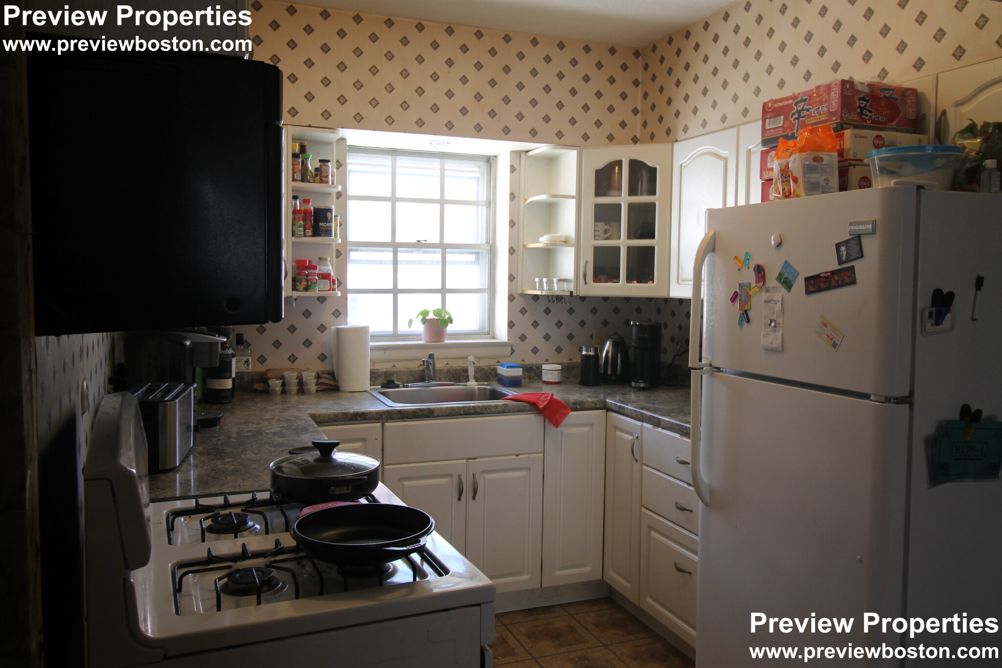 178 Lake Shore Rd, Oak Square