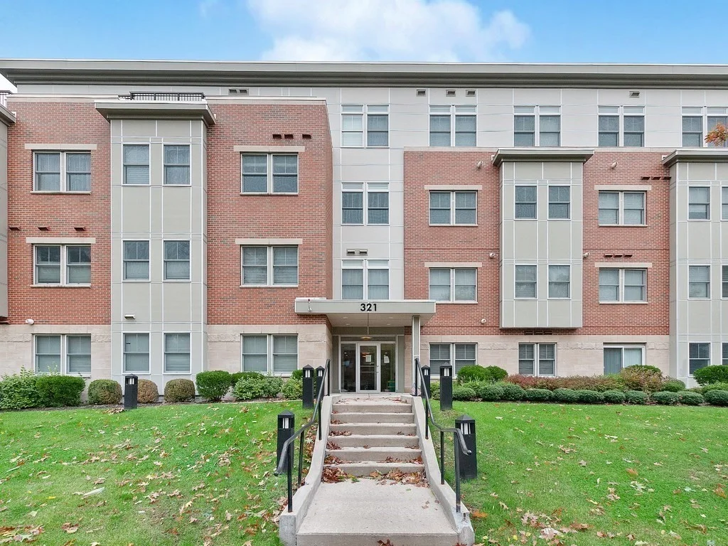 321 Hammond Pond Pkwy, Chestnut Hill