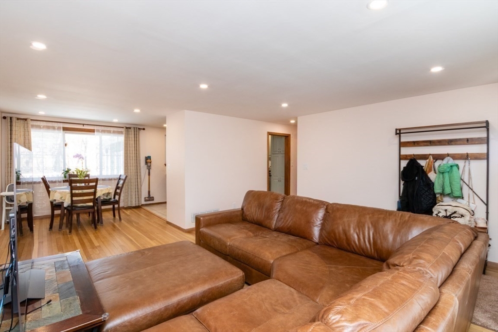 22 Livoli Rd, Framingham