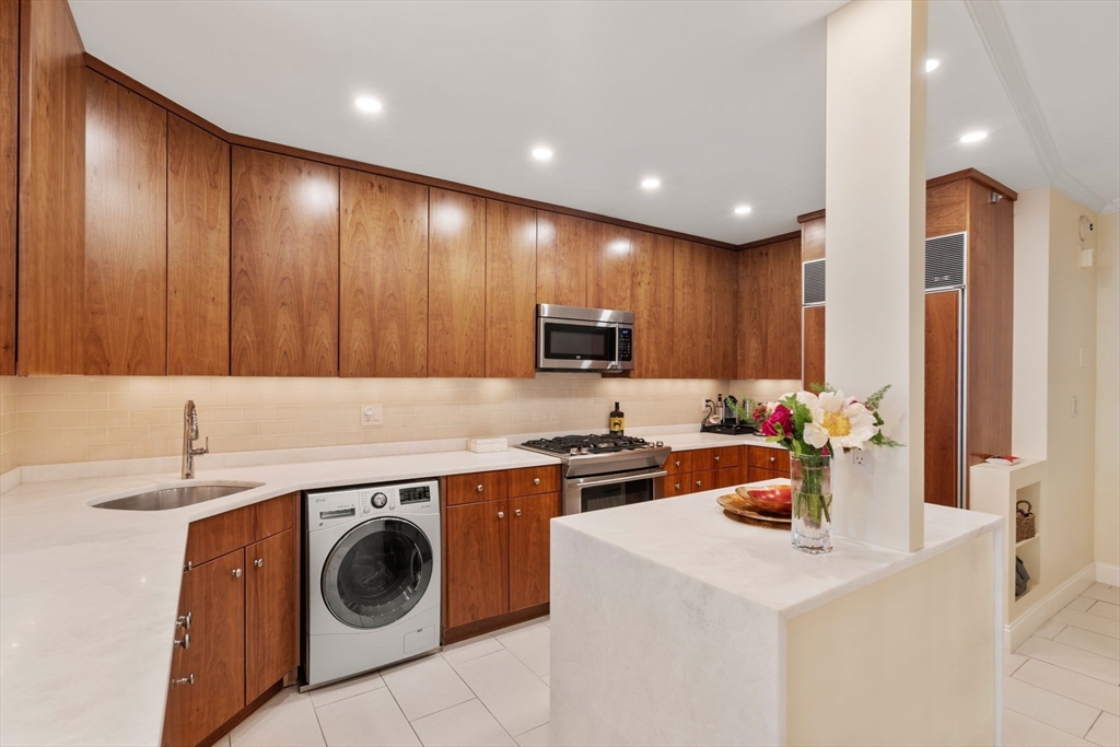 65 E India Row, Waterfront