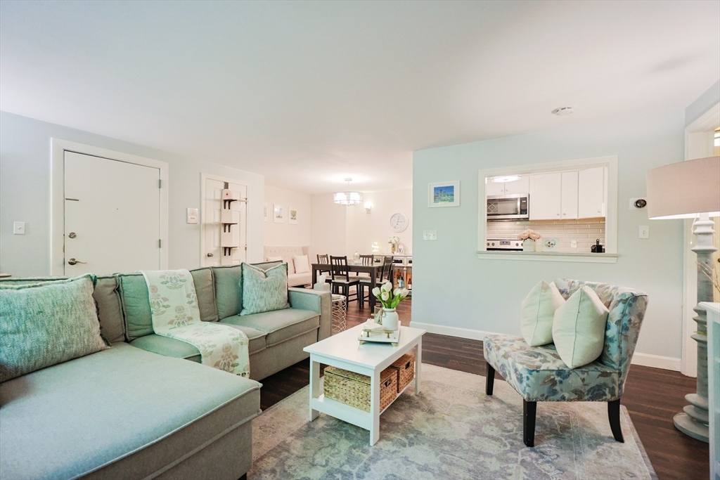 54 Jacqueline Rd, Waltham