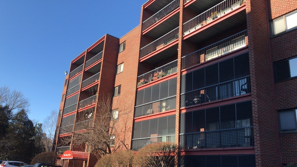 3 Summit Dr, Reading