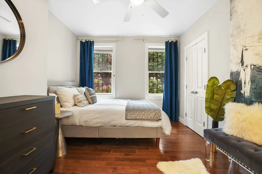 16 Follen St, Back Bay