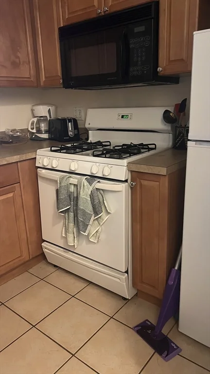 8 Humboldt Pl, South Boston