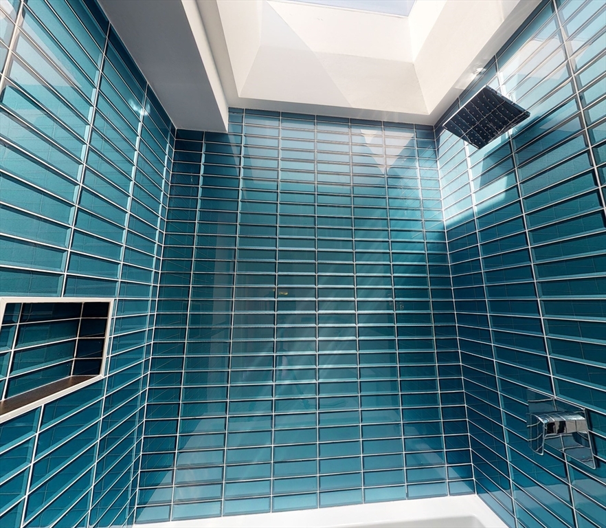 15 Colbourne Crescent, Brookline