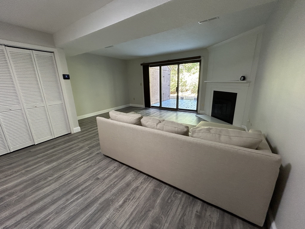 28 Apple Tree Hill Rd, Hopkinton