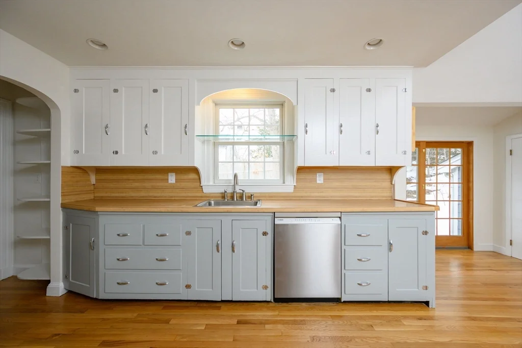 25 Bayberry Ln, Cohasset