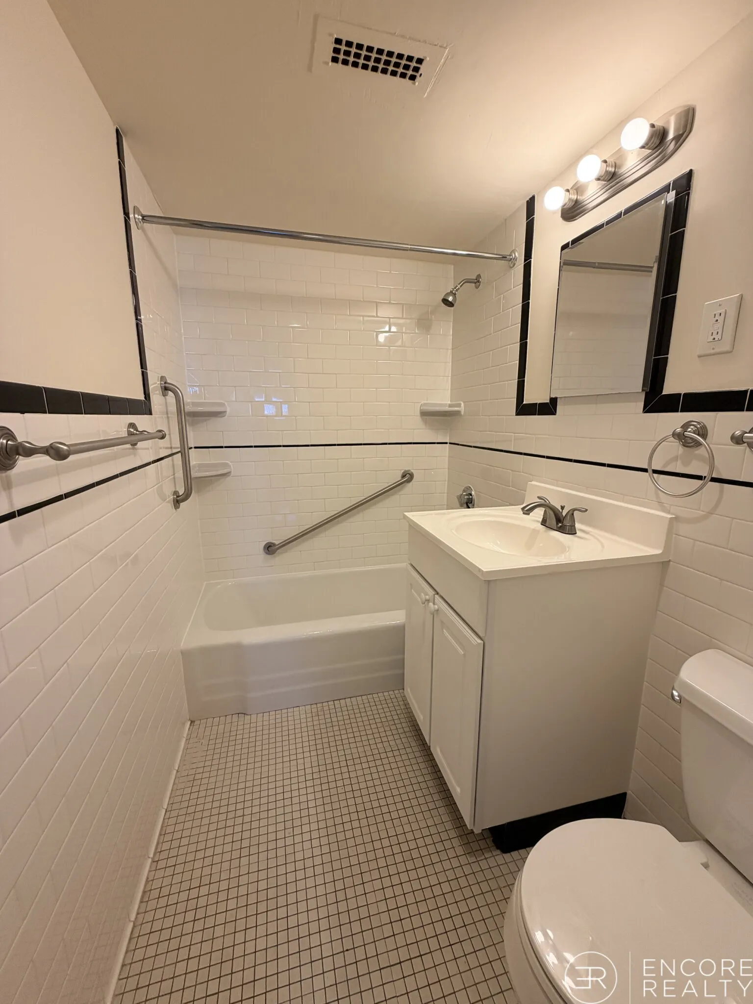 101 Monmouth St, Longwood