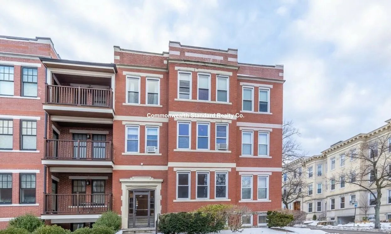 94 Pleasant St, North Brookline