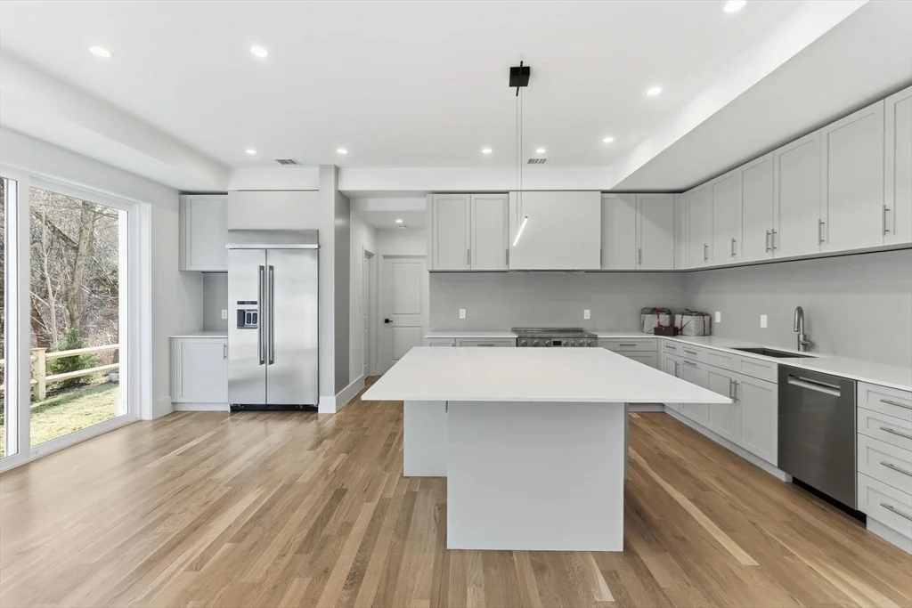 82 Louise Rd, Chestnut Hill