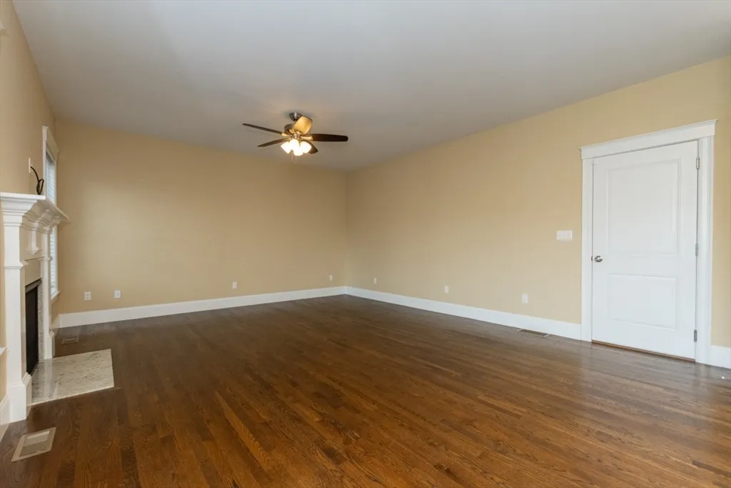 15 Hialeah Ln, Framingham