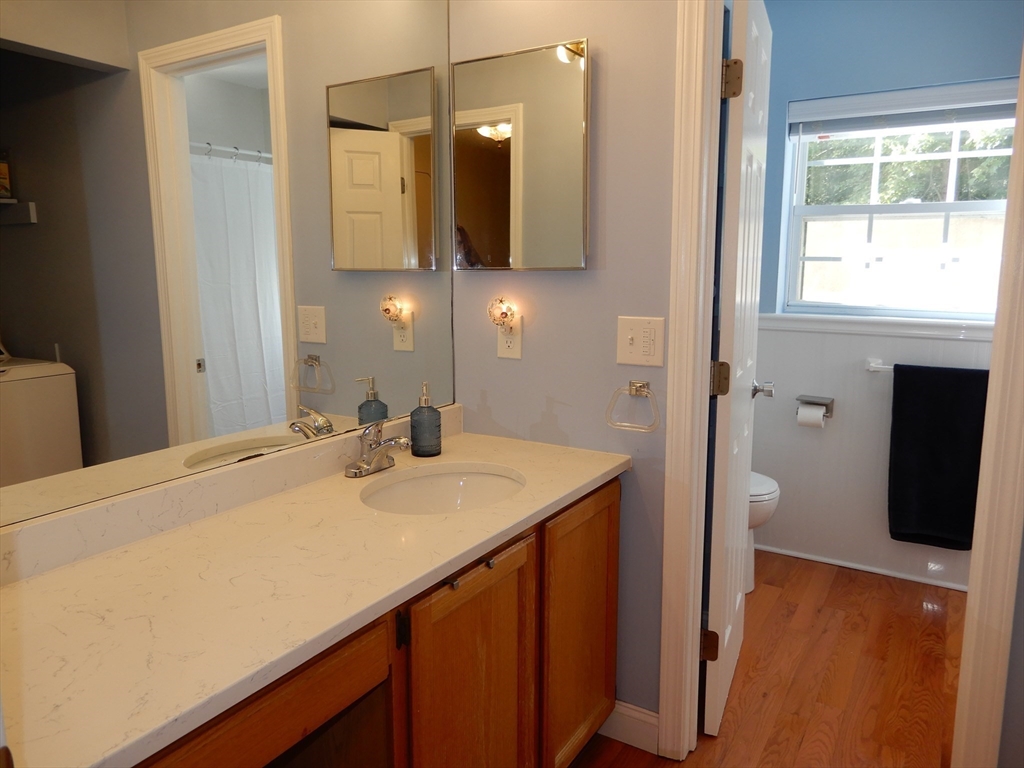 5 Bradshaw Ln, Foxboro