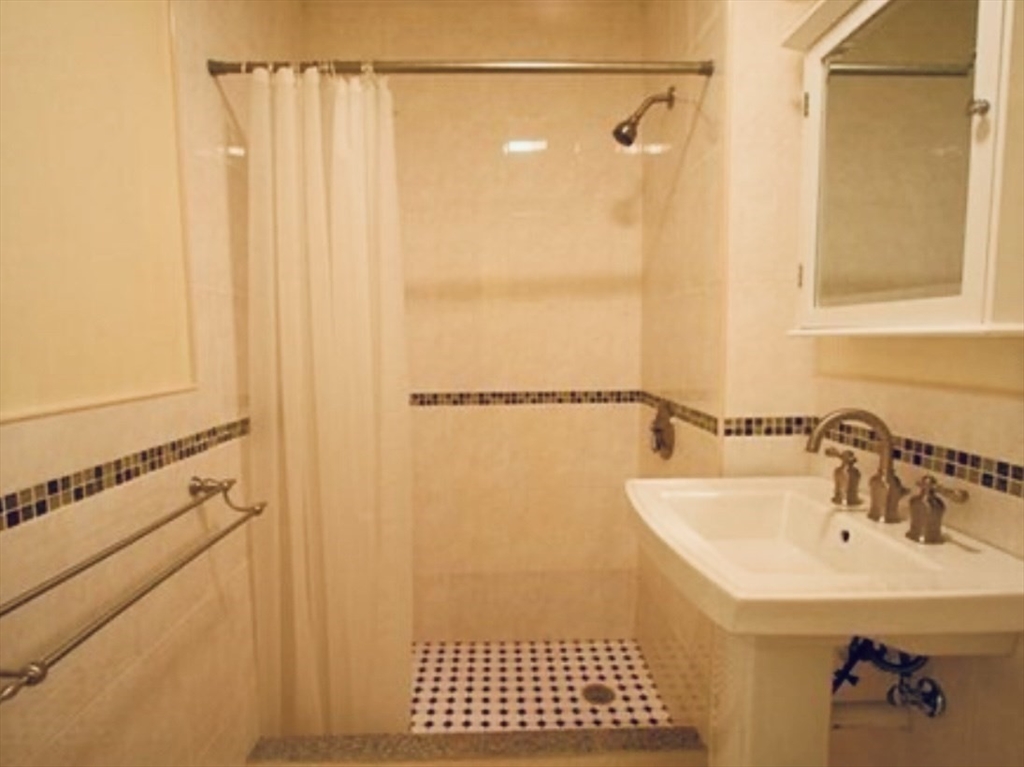 266 Lake Ave, Newton