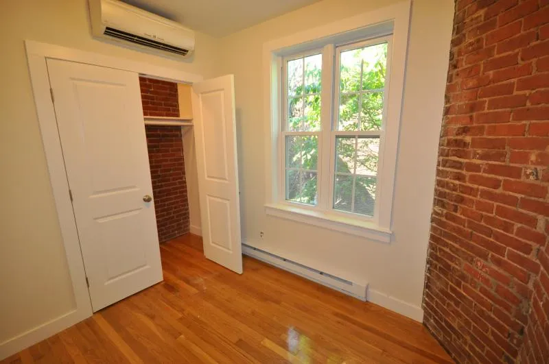 22 Sussex St, Roxbury