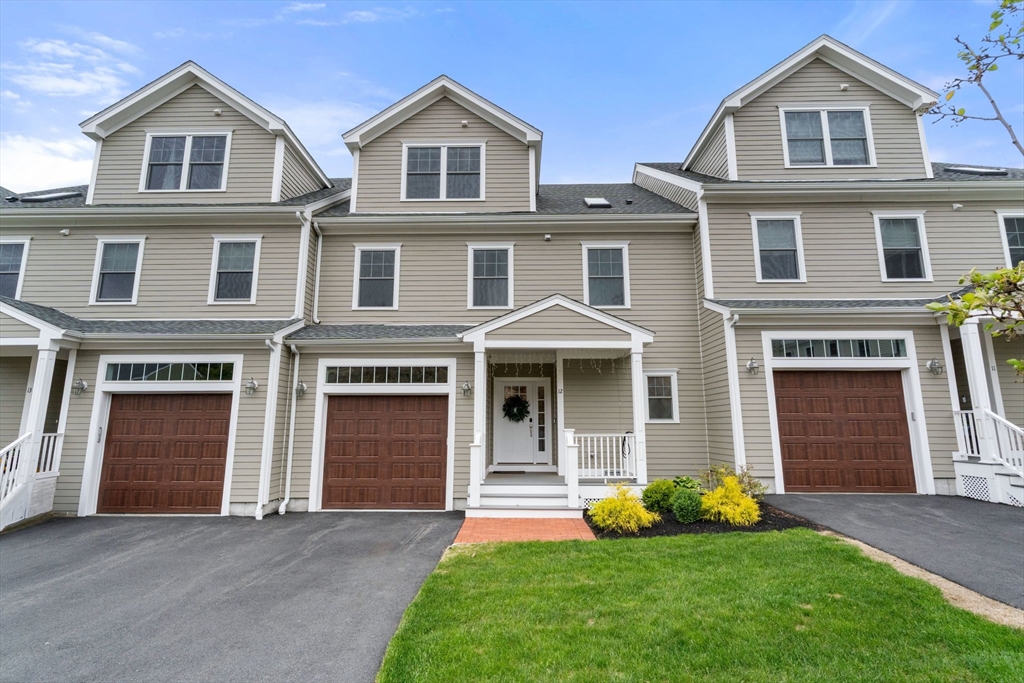 12 Blueberry Hill Ln, Melrose