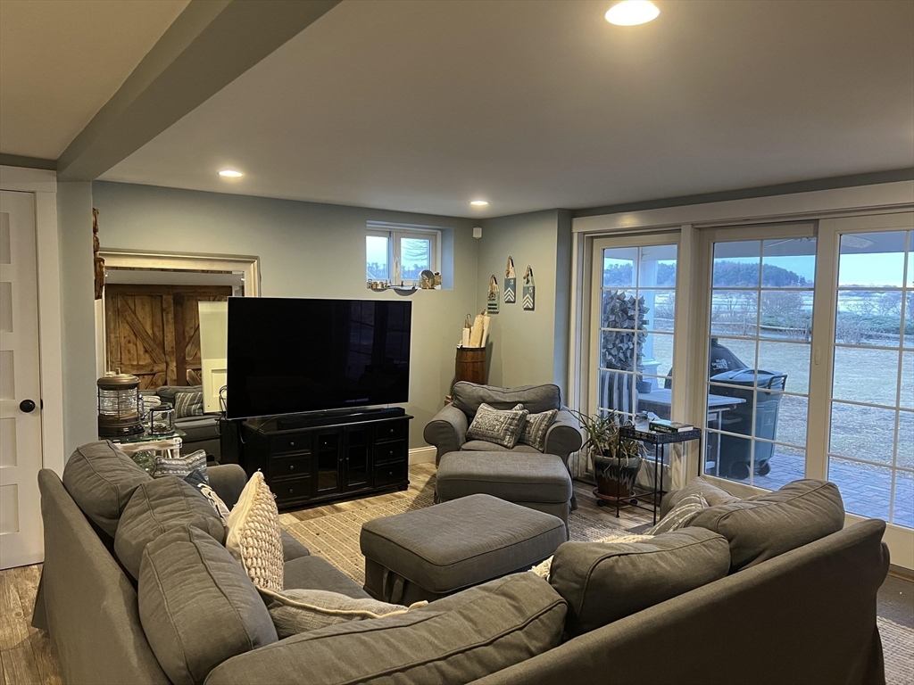 37 River Rd, Little Neck