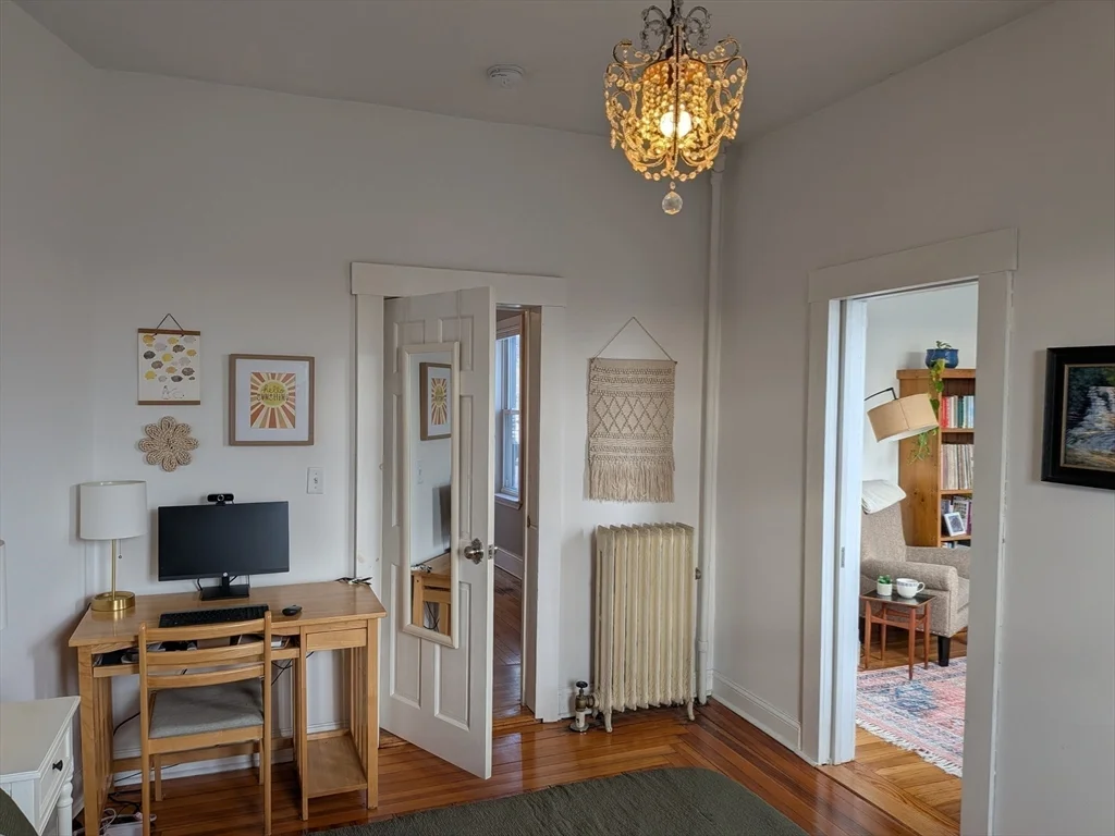 82 Gladstone St, East Boston