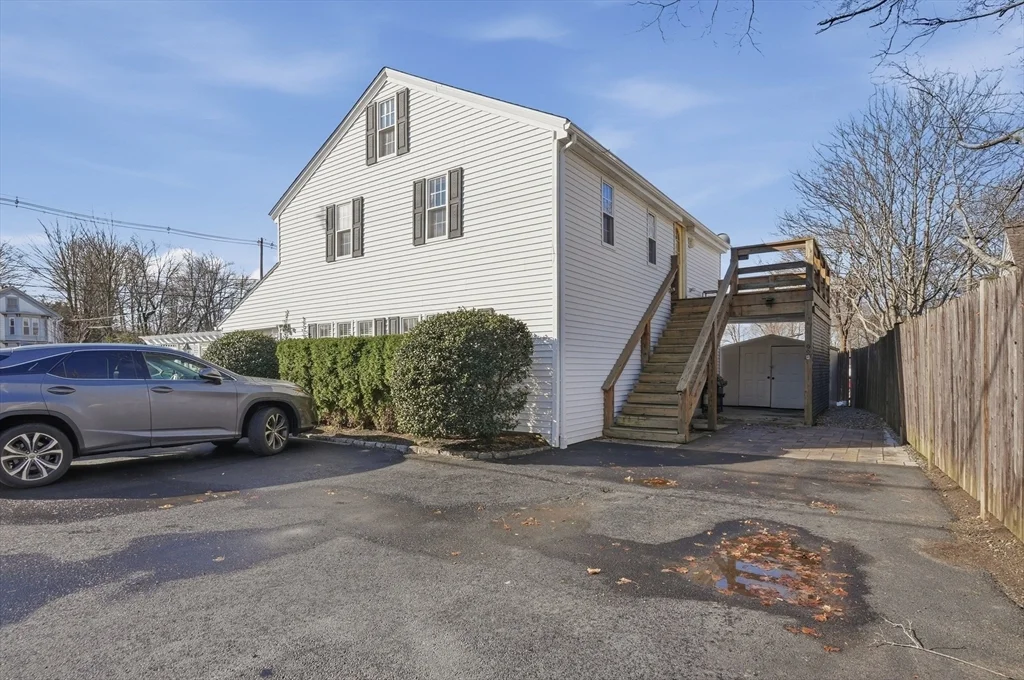 92 Main St, Hopkinton