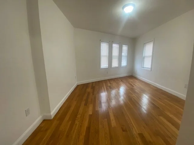 176 Ferry St, Everett