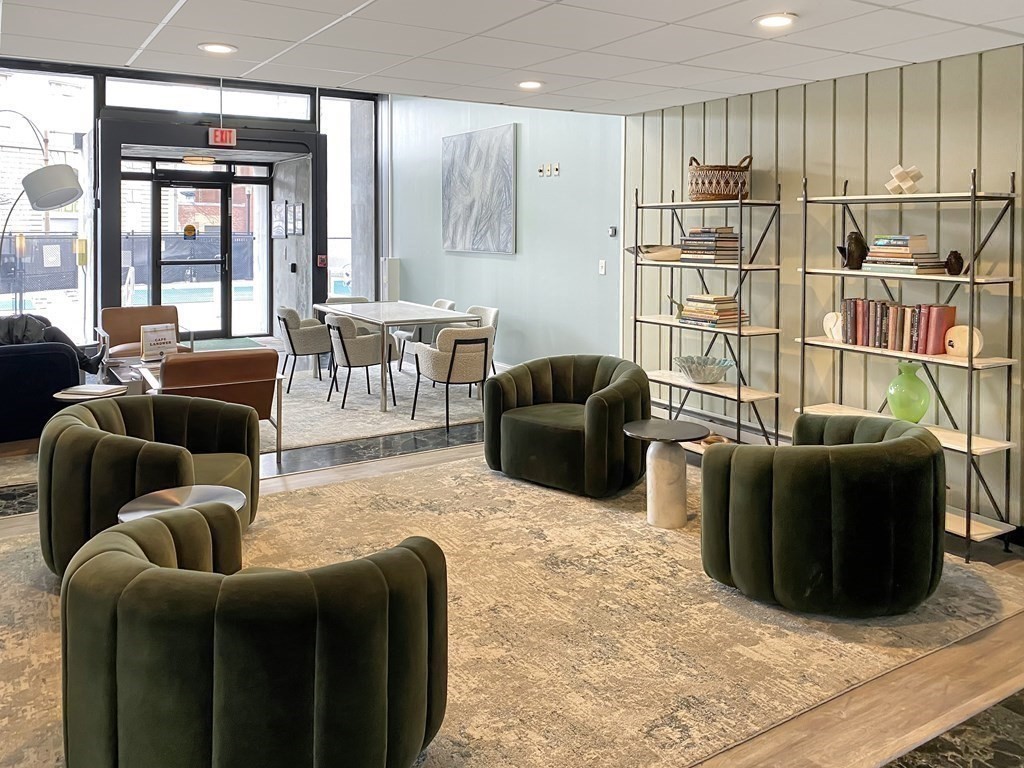 566 Commonwealth Ave, Fenway