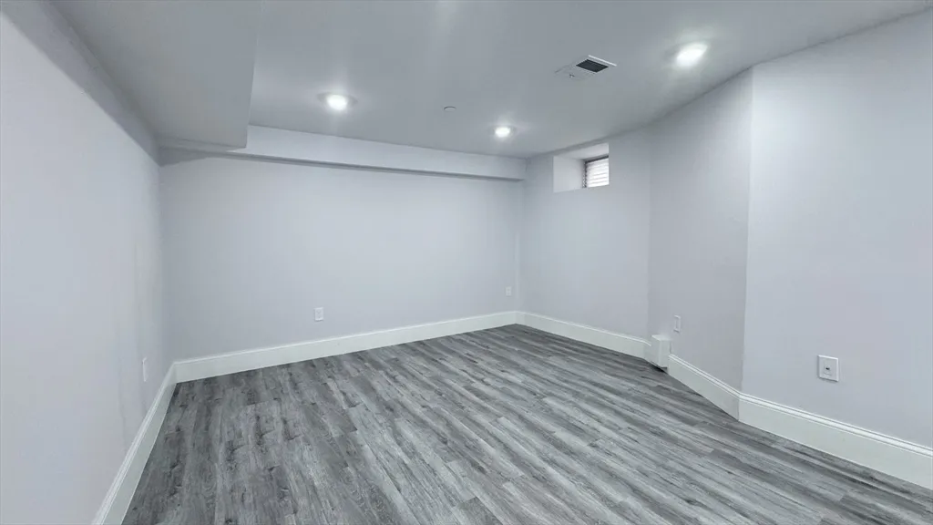 27 Aberdeen Rd, Powder House Square