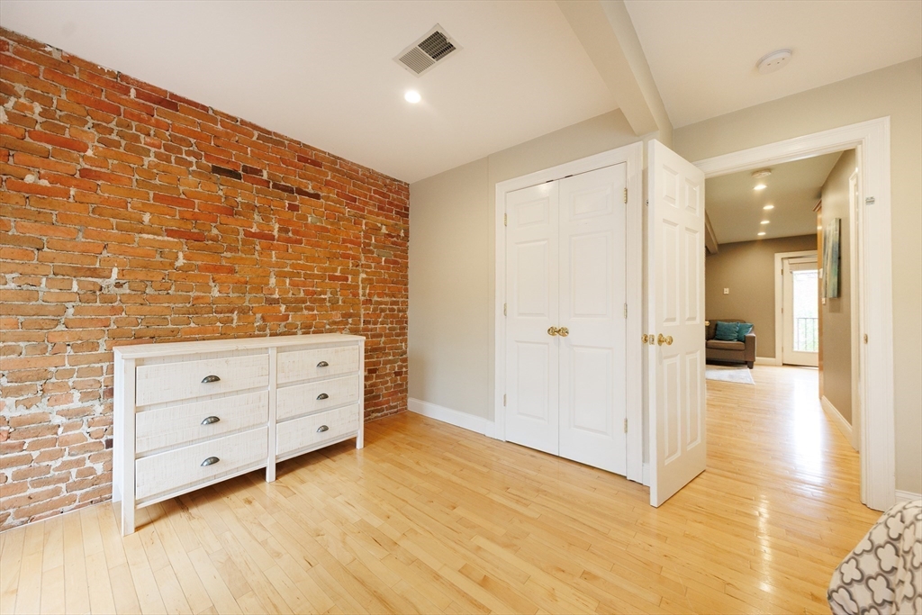 762 E 6, South Boston