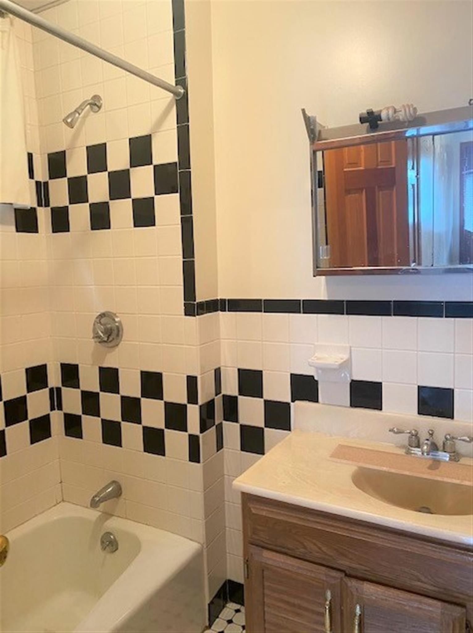 2 bed, 1 bath apartment for rent at 15 Cross St Unit 1, East Somerville — photo 3 of 3