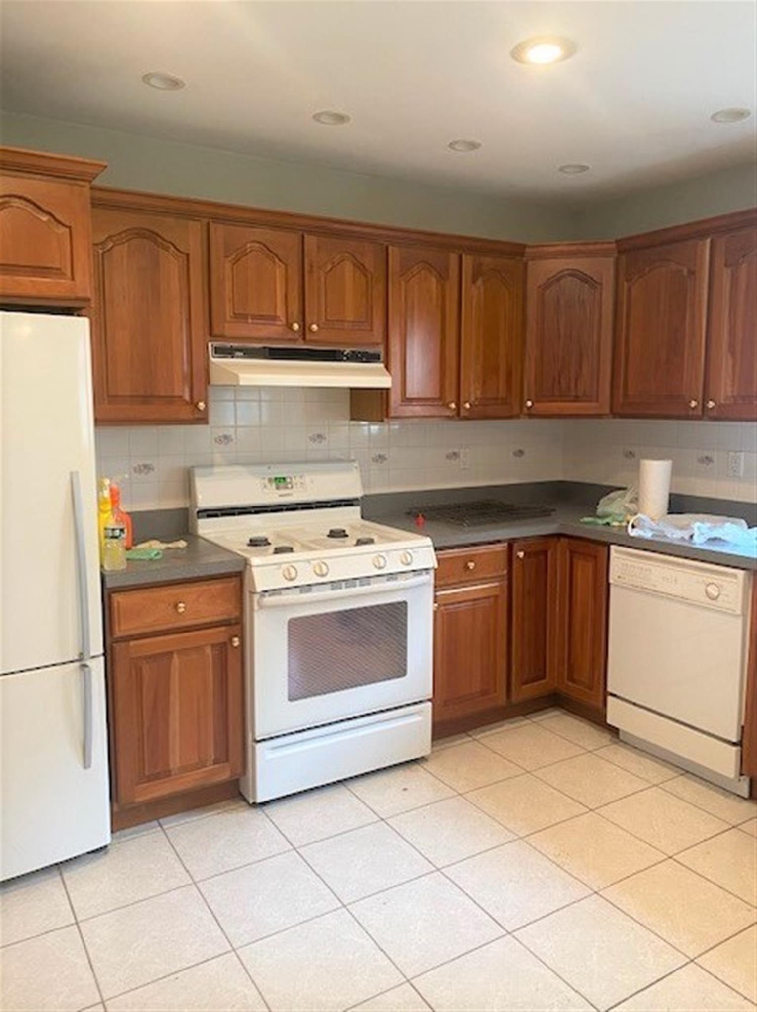 2 bed, 1 bath apartment for rent at 15 Cross St Unit 1, East Somerville