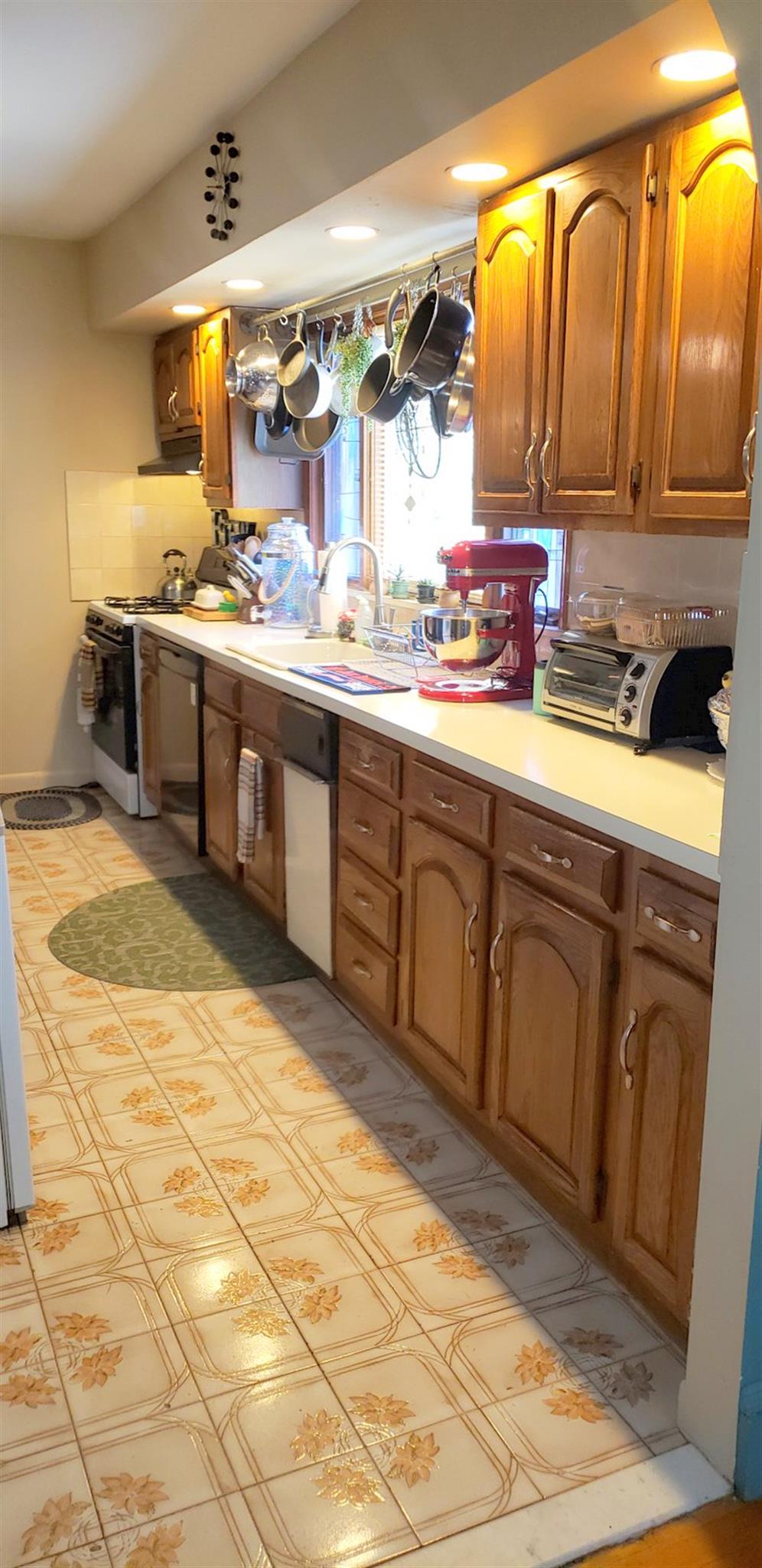 2 bed, 1 bath apartment for rent at 2212 Mystic Valley Pkwy Unit 2, Medford — photo 7 of 10