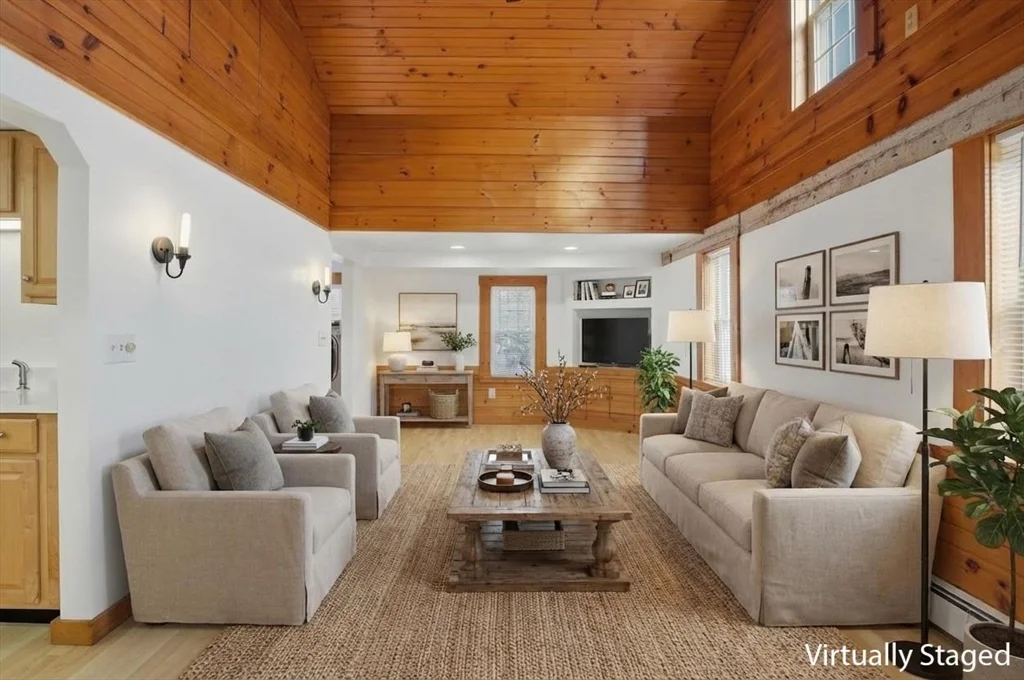 92 Main St, Hopkinton