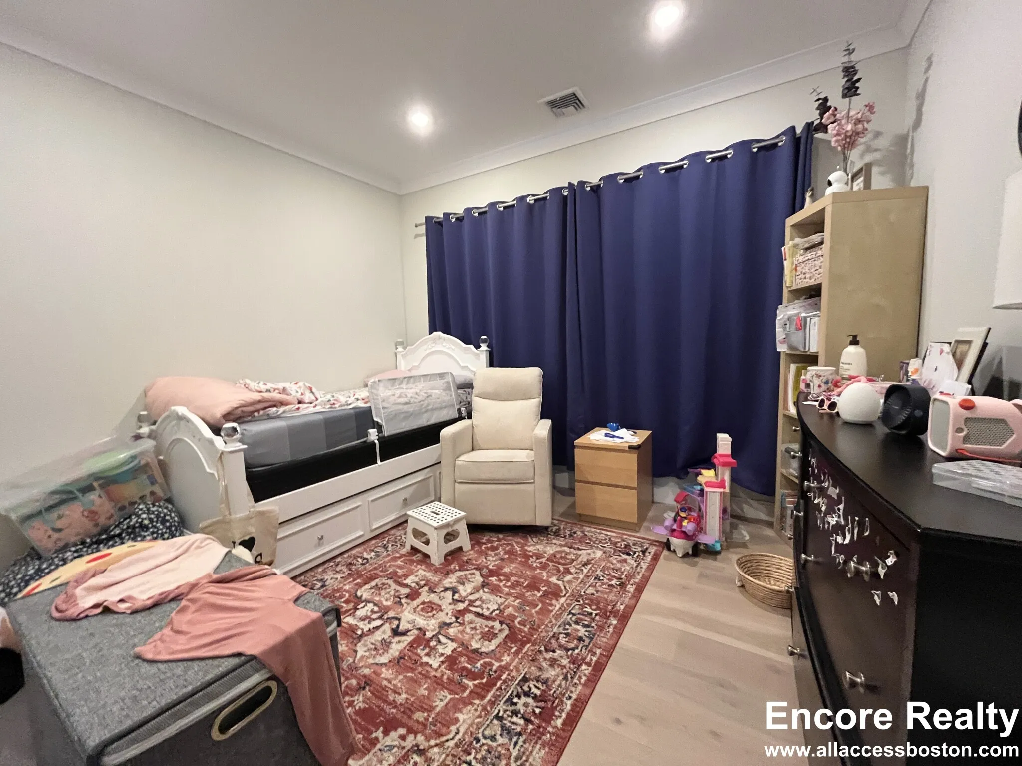 32 Cummins Highway, Roslindale